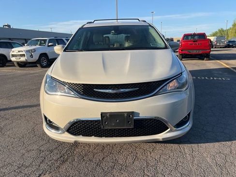 Used 2017 Chrysler Pacifica Touring-L w/ Tire & Wheel Group FWD image 6