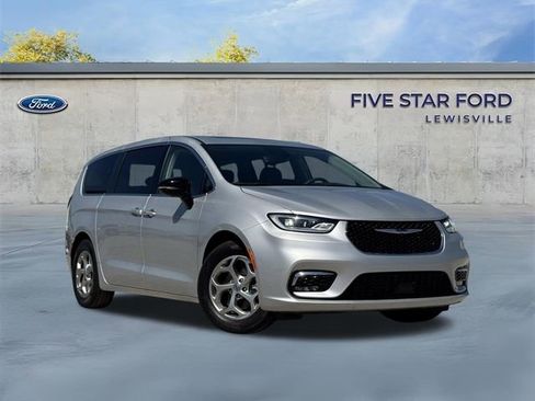Used 2024 Chrysler Pacifica Limited image 2