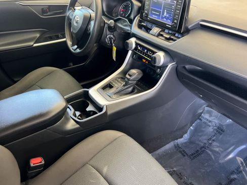Used 2021 Toyota RAV4 LE AWD/4WD image 16