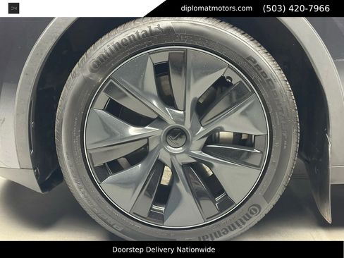 Used 2025 Tesla Model Y Long Range image 37