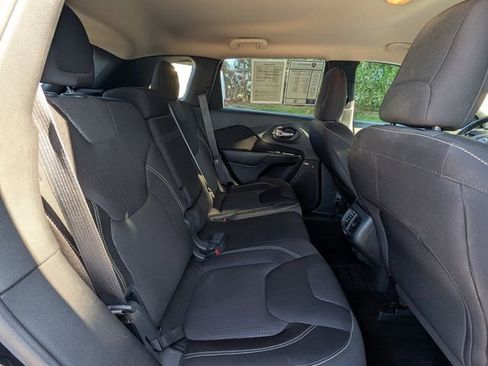 Used 2015 Jeep Cherokee Latitude FWD image 25