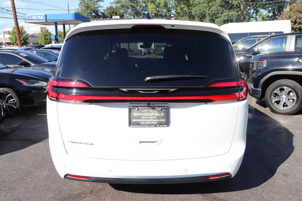 Used 2027 Chrysler Pacifica Select FWD image 4