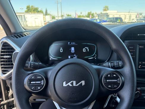 Used 2025 Kia Soul LX w/ LX Technology Package FWD image 25