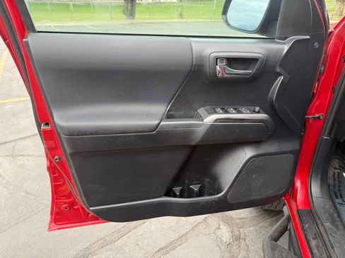 Used 2019 Toyota Tacoma TRD Sport w/ TRD Premium Sport Package image 7