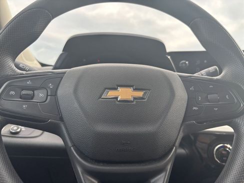 Used 2025 Chevrolet Trax LT FWD image 27