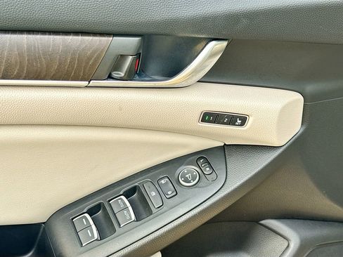 Used 2018 Honda Accord Touring image 22