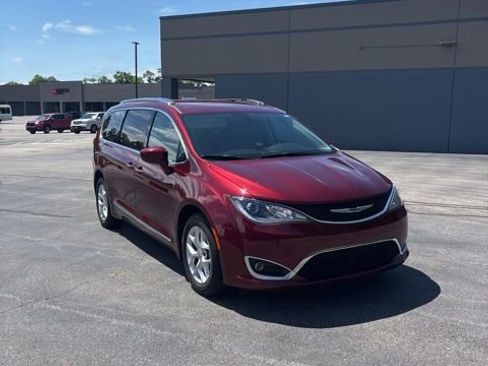 Used 2020 Chrysler Pacifica Touring-L Plus w/ Tire & Wheel Group FWD image 2