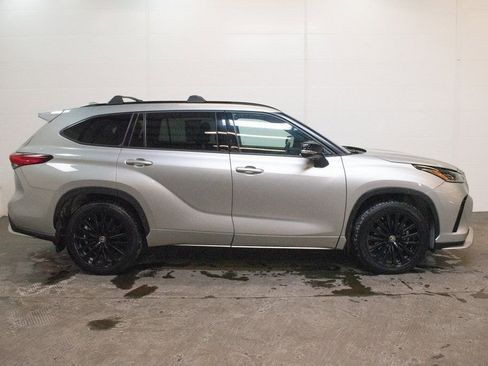 Used 2023 Toyota Highlander XSE AWD/4WD image 3