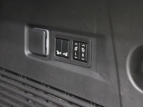 Used 2026 GMC Yukon Denali w/ Sun & Power Step Package AWD/4WD image 48