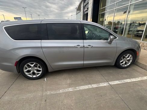 Used 2019 Chrysler Pacifica Touring Plus w/ Tire & Wheel Group FWD image 6