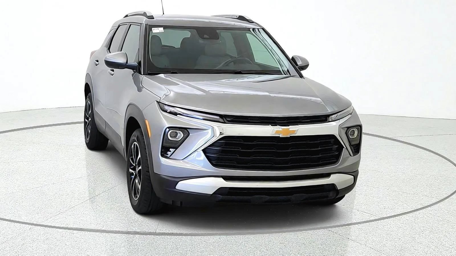 Used 2024 Chevrolet TrailBlazer LT w/ Convenience Package AWD/4WD image 2