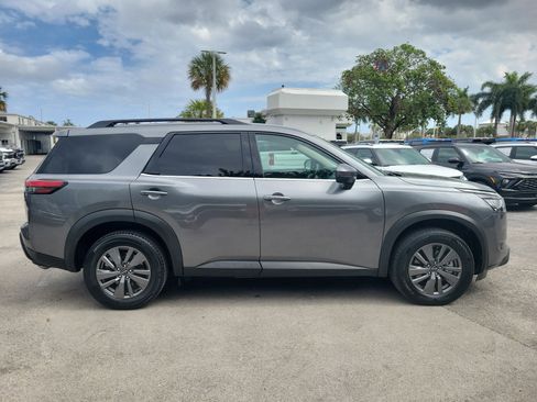 Used 2025 Nissan Pathfinder SV image 8