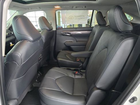 New 2026 Toyota Highlander Platinum image 40
