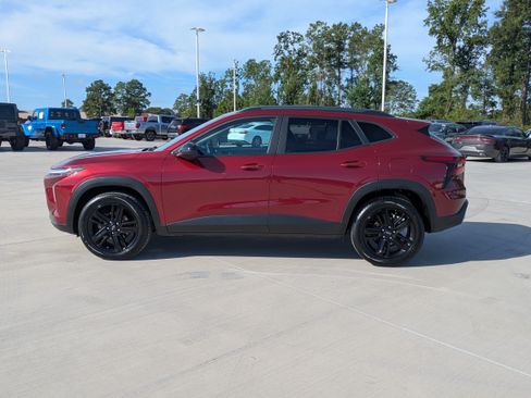 Used 2024 Chevrolet Trax ACTIV w/ Sunroof Package FWD image 2