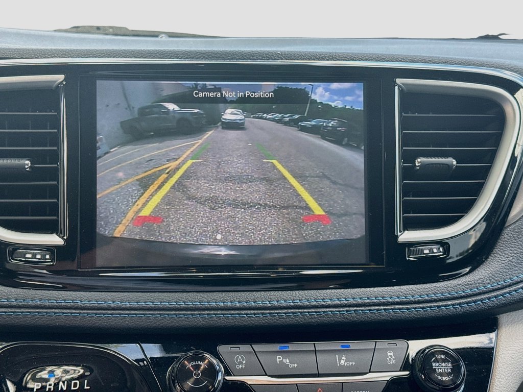 Used 2021 Chrysler Pacifica Touring FWD image 15