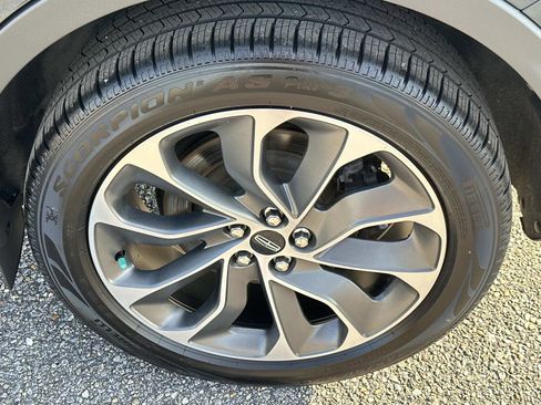 Used 2022 Lincoln Nautilus Reserve w/ Equipment Group 201A image 8