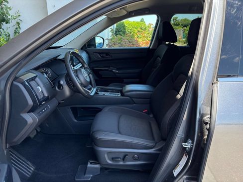 Used 2025 Nissan Pathfinder SV FWD image 24