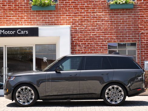 Used 2025 Land Rover Range Rover SE AWD/4WD image 4