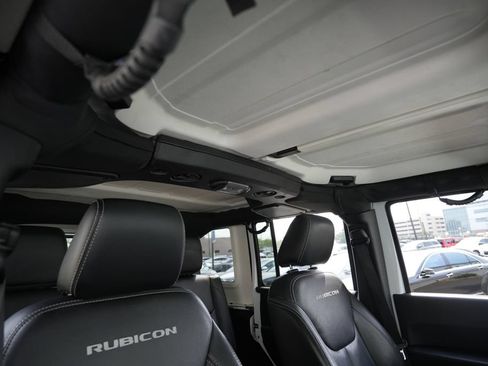 Used 2015 Jeep Wrangler Unlimited Rubicon w/ Connectivity Group AWD/4WD image 27