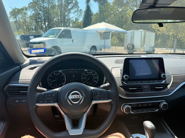 Used 2025 Nissan Altima 2.5 SV FWD image 2