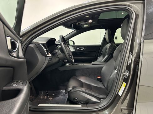 Used 2020 Volvo V60 T5 Cross Country AWD/4WD image 4