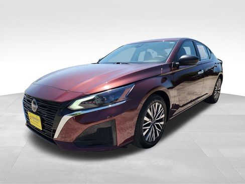 Used 2025 Nissan Altima 2.5 SV FWD image 3
