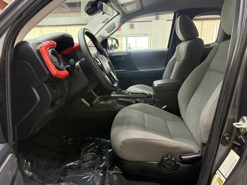 Used 2021 Toyota Tacoma SR AWD/4WD image 11