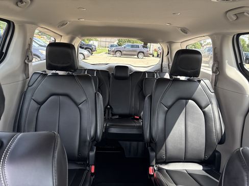 Used 2024 Chrysler Pacifica Touring-L FWD image 19