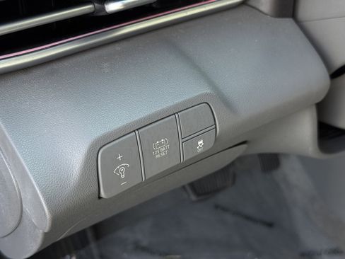 Used 2024 Hyundai Elantra Blue FWD image 30