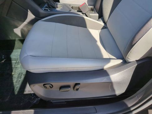 Used 2023 Volkswagen Taos SE w/ Panoramic Sunroof Package FWD image 18