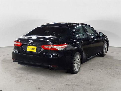 Used 2018 Toyota Camry LE image 5