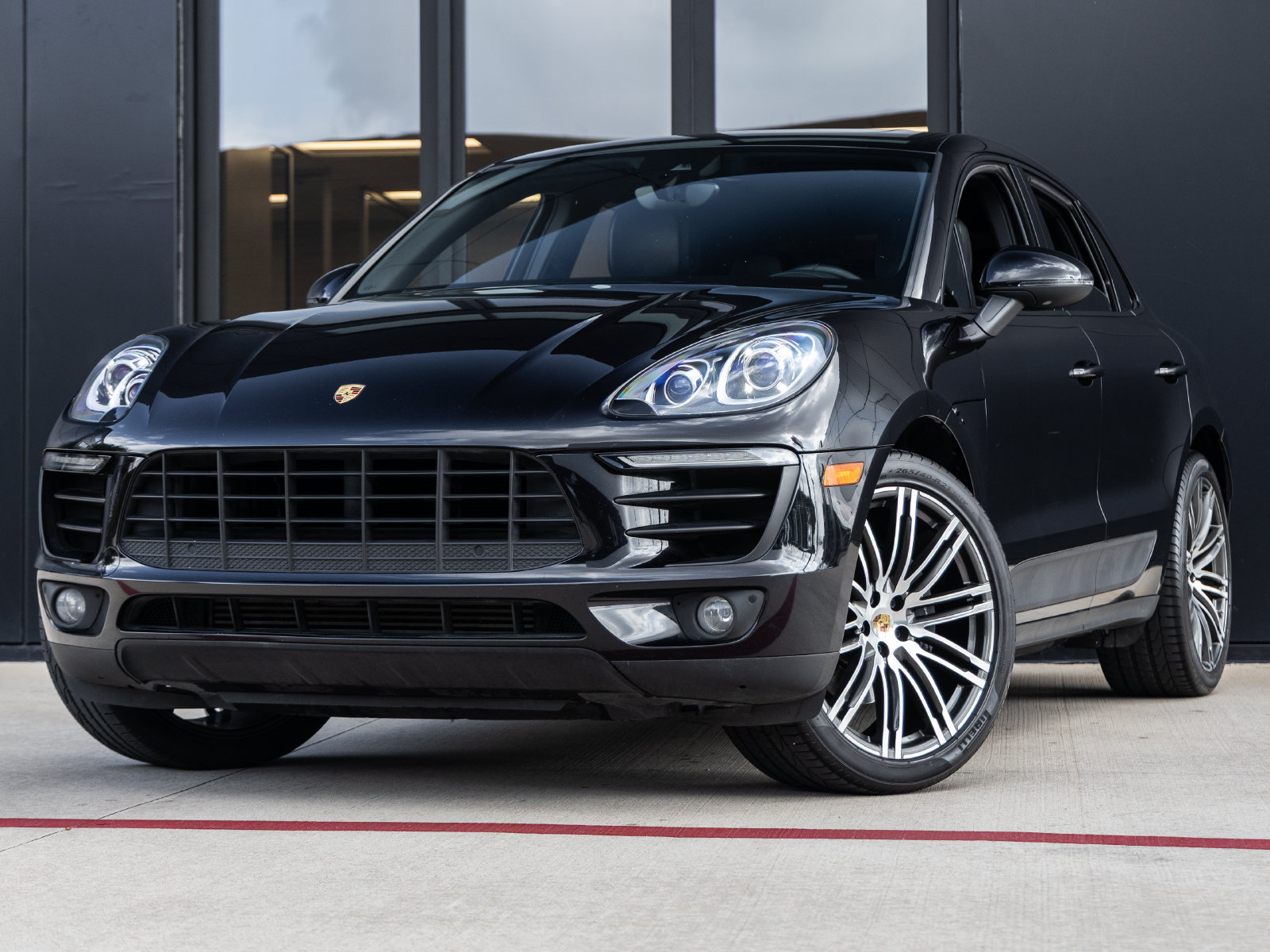 Used 2018 Porsche Macan Sport Edition AWD/4WD image 1