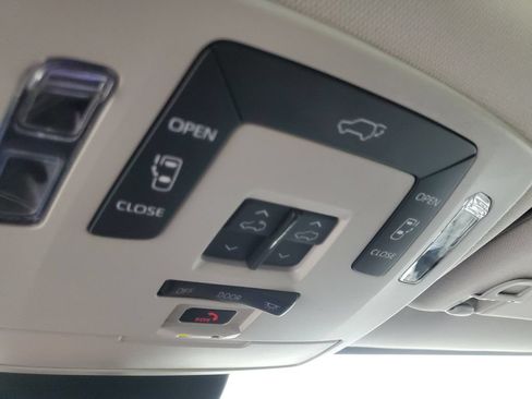 Used 2025 Toyota Sienna XLE w/ XLE Plus Package FWD image 29