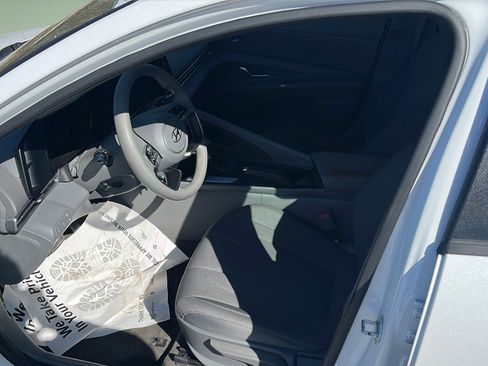 Used 2022 Hyundai Elantra SE w/ Preferred Accessory Package FWD image 16