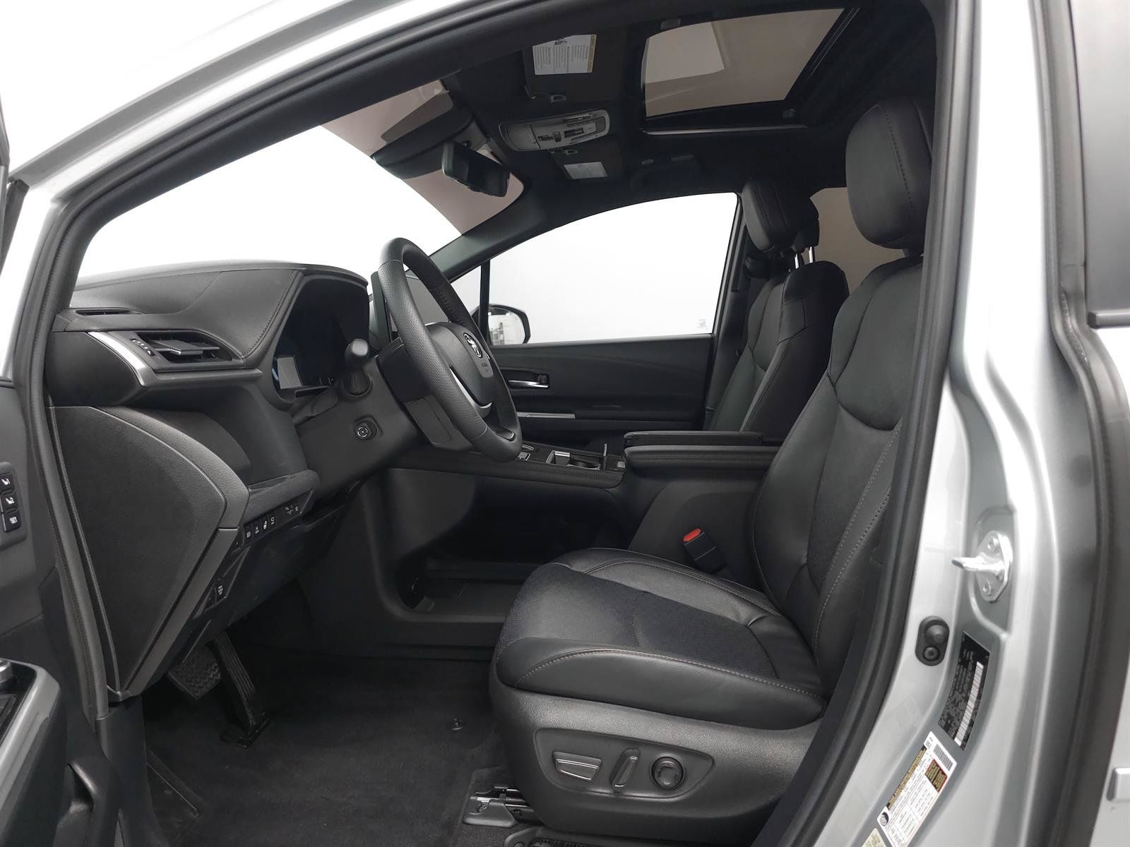 Certified 2025 Toyota Sienna Platinum AWD/4WD image 4