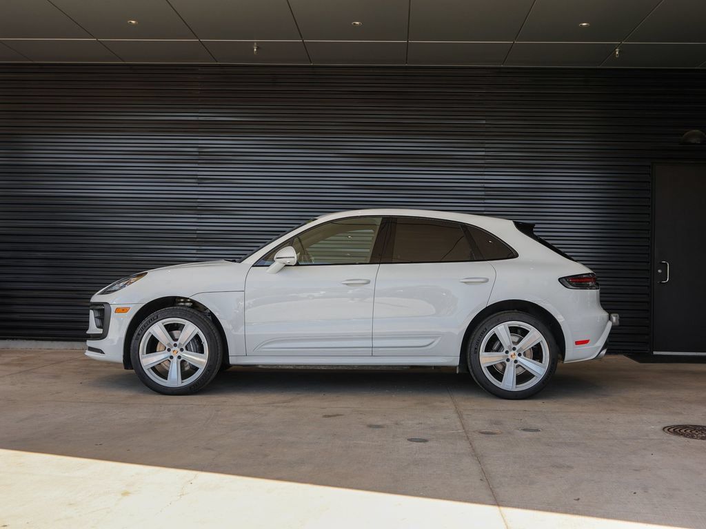 Certified 2026 Porsche Macan AWD/4WD image 2