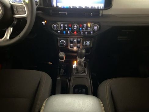 Used 2025 Jeep Wrangler Unlimited Sahara w/ Safety Group image 13