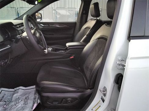 Used 2023 Jeep Grand Cherokee L Laredo image 9