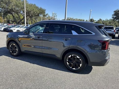 Used 2024 Kia Sorento S image 4