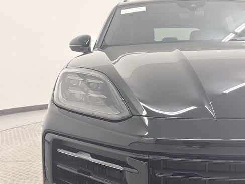 Used 2025 Porsche Cayenne image 11