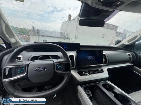 Used 2025 Ford Expedition Active AWD/4WD image 26