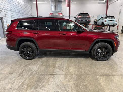 Used 2025 Jeep Grand Cherokee L Altitude AWD/4WD image 5