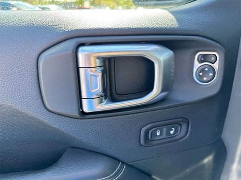 Used 2018 Jeep Wrangler Unlimited Sahara image 20