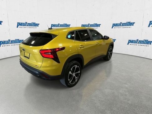 Used 2024 Chevrolet Trax RS w/ Sunroof Package FWD image 11