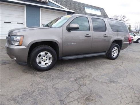 Used 2013 Chevrolet Suburban LT image 3