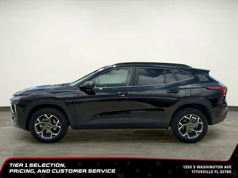 Used 2025 Chevrolet Trax LT w/ LT Convenience Package FWD image 3