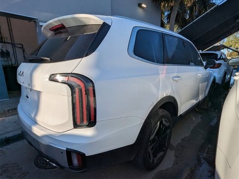 Used 2024 Kia Telluride EX w/ EX Captain's Chair Package image 12