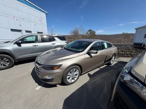 Used 2025 Chevrolet Malibu LT image 2