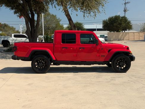 Used 2025 Jeep Gladiator Sport image 2