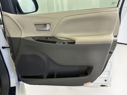 Used 2019 Toyota Sienna XLE Premium AWD/4WD image 33